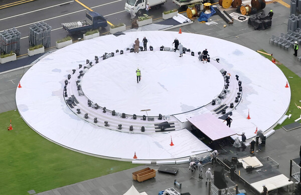 광복절을 이틀 앞둔 13일 서울 광화문광장이 광복절 행사 및 국민임명식 행사 준비로 분주하다. [사진=연합뉴스]