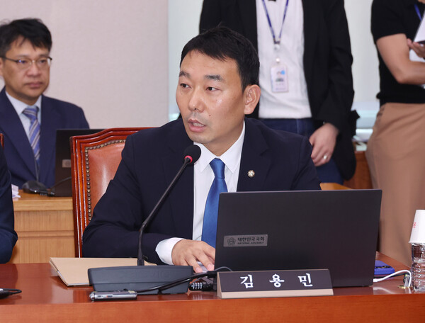 김용민 더불어민주당 의원은 13일 라디오에 출연해 윤석열 전 대통령이 12·3 비상계엄을 선포한 이유가 김건희 여사를 차기 대통령으로 앉히려 했기 때문이라고 주장했다. [사진=연합뉴스]