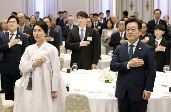 이재명 대통령과 김혜경 여사가 14일 청와대 영빈관에서 열린 '광복 80주년, 대통령의 초대' 행사에서 참석자들과 국기에 경례하고 있다. [사진=연합뉴스]