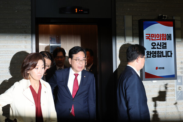 국민의힘 송언석 비상대책위원장 겸 원내대표가 13일 서울 여의도 국민의힘 당사에서 당사 압수수색과 관련해 입장을 밝히기 위해 취재진 앞에 서고 있다. [사진=연합뉴스]