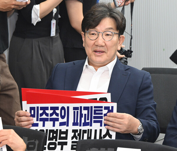 국민의힘 권성동 의원이 14일 서울 여의도 중앙당사에서 열린 긴급의원총회에 참석해 있다. [사진=연합뉴스]