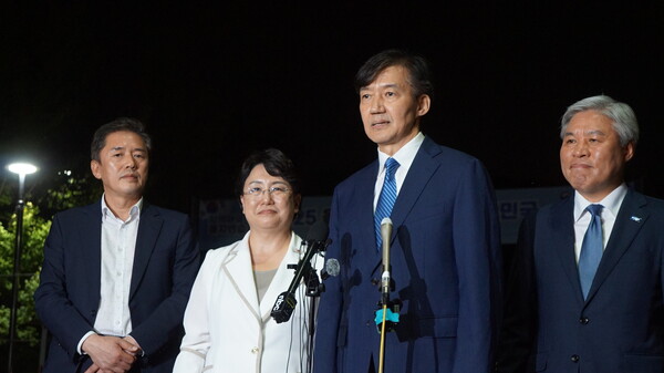 조국혁신당 조국 전 대표가 광복절 특별사면 조치로 15일 자정 서울 남부교도소에서 출소했다. [사진=박비주안 기자]