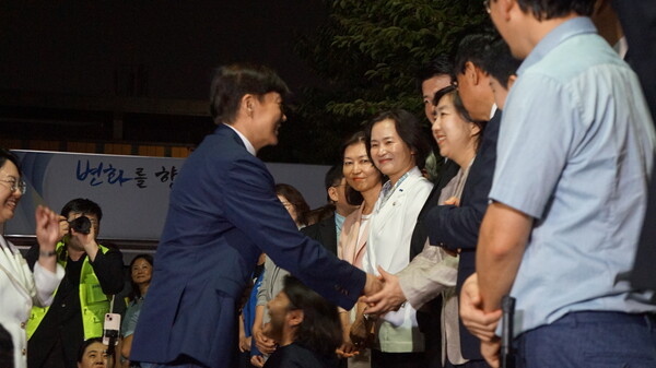 조국 전 대표는 출소 직후 운집한 당원 및 지지자들과 악수하며 감사 인사를 나눴다. [사진=박비주안 기자]