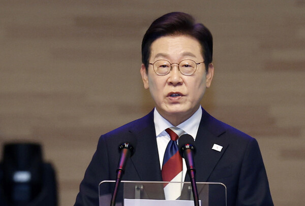 =이재명 대통령이 15일 서울 세종문화회관에서 열린 80주년 광복절 경축식에서 경축사를 하고 있다. [사진=[대통령실통신사진기자단]