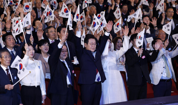  이재명 대통령과 김혜경 여사가 15일 서울 세종문화회관에서 열린 80주년 광복절 경축식에서 참석자들과 만세 삼창을 하고 있다. [사진=대통령실통신사진기자단]