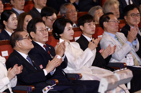  이재명 대통령과 김혜경 여사가 15일 서울 세종문화회관에서 열린 80주년 광복절 경축식에서 공연을 지켜본 뒤 박수치고 있다. [사진=대통령실통신사진기자단]