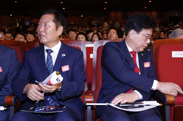  더불어민주당 정청래 대표와 국민의힘 송언석 비상대책위원장 겸 원내대표가 15일 서울 세종문화회관에서 열린 80주년 광복절 경축식에 참석하고 있다. [사진=대통령실통신사진기자단]
