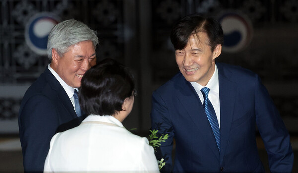 조국혁신당 조국 전 대표가 15일 서울 구로구 남부교도소에서 광복절 특별사면·복권 조치로 출소하며 김선민 당 대표 권한대행과 인사하고 있다. [사진=연합뉴스]