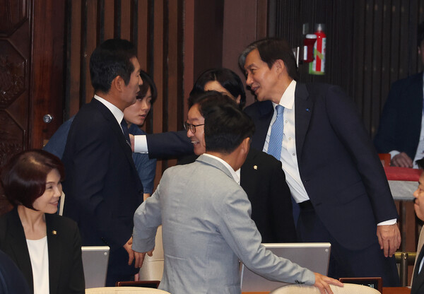 지난해 9월 26일 더불어민주당 당시 정청래 의원과 조국혁신당 조국 대표가 국회에서 열린 본회의에서 대화하고 있다. [사진=연합뉴스]