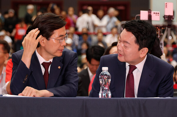 13일 오후 대전 서구 배재대학교에서 열린 국민의힘 충청·호남권 합동연설회에서 조경태(왼쪽), 안철수 당 대표 후보가 대화하고 있다. [사진=연합뉴스]