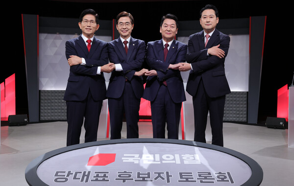 국민의힘 당 대표 선거에 출마한 후보들이 17일 서울 여의도 KBS에서 열린 2차 텔레비전 토론회에 앞서 기념 촬영을 하고 있다. (왼쪽부터) 김문수, 조경태, 안철수, 장동혁 후보. [사진=연합뉴스]