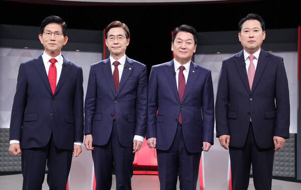 국민의힘 당 대표 선거에 출마한 후보들이 17일 서울 여의도 KBS에서 열린 2차 텔레비전 토론회에 앞서 기념 촬영을 하고 있다. (왼쪽부터) 김문수, 조경태, 안철수, 장동혁 후보. [사진=연합뉴스]