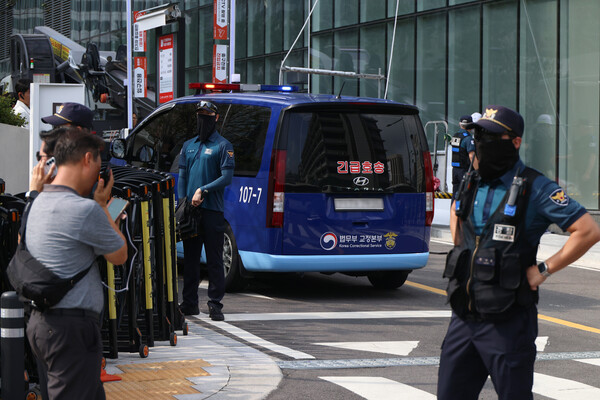 김건희 여사를 태운 차량이 18일 민중기 특별검사팀 사무실이 마련된 서울 종로구 KT 광화문빌딩 웨스트로 들어가고 있다. 이번 조사는 김씨에 대한 구속영장이 발부된 이후 두 번째 소환이다. [사진=연합뉴스]