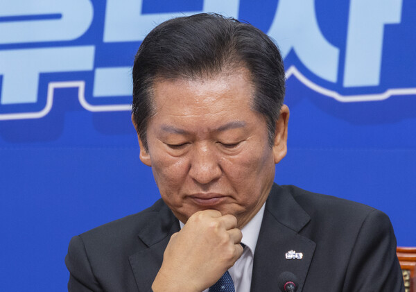 더불어민주당 정청래 대표가 18일 국회에서 열린 최고위원회의 도중 생각에 잠겨 있다. 정청래 더불어민주당 대표는 이재명 대통령의 조국혁신당 조국 전 대표 사면·복권을 놓고 일각에서 '정청래 견제론' 제기하는 것에 대해 17일 페이스북에 글을 올려 "이 대통령과 각을 세울 일이 없고 싸울 일도 없다"고 반박했다. [사진=연합뉴스]