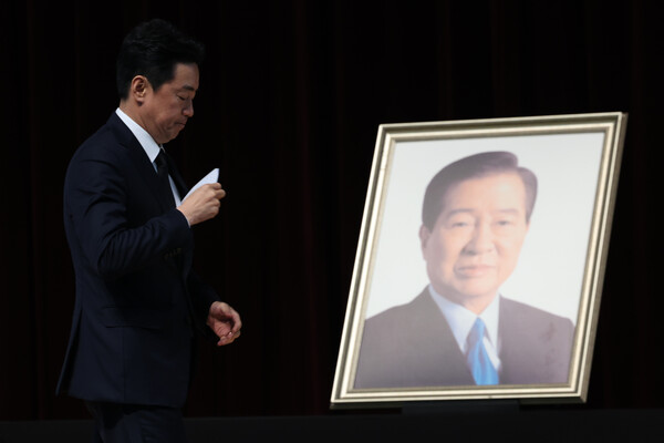 강훈식 대통령비서실장이 18일 서울 동작구 국립서울현충원 현충관에서 열린 김대중 전 대통령 서거 16주기 추모식에서 이재명 대통령의 추모사를 대독하기 위해 이동하고 있다. [사진=연합뉴스]