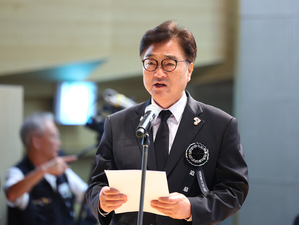  우원식 국회의장이 18일 서울 동작구 국립서울현충원 현충관에서 열린 김대중 전 대통령 서거 16주기 추모식에서 추모사를 하고 있다. [사진=연합뉴스]