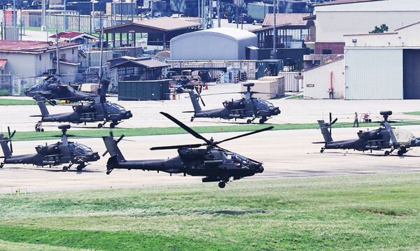  유사시 한반도 방어를 위한 정례 한미연합훈련 '을지 자유의 방패'(UFS·Ulchi Freedom Shield) 연습이 시작된 18일 경기도 평택시 캠프 험프리스에서 아파치 헬기가 이동하고 있다. [사진=연합뉴스]