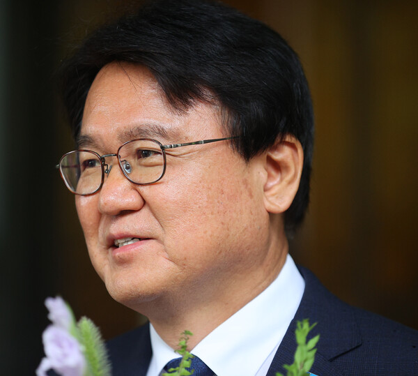 황운하 조국혁신당 의원은 19일 라디오에 출연해 민주당과의 합당설에 대해 "양당제로 돌아가는 합당은 조국혁신당 입장에서는 생각할 수 없다"며 단호하게 선을 그었다. [사진=연합뉴스]