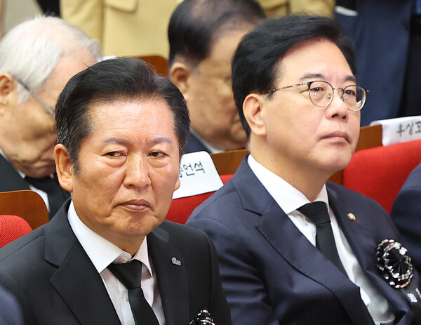 더불어민주당 정청래 대표와 국민의힘 송언석 비대위원장이 18일 서울 동작구 국립서울현충원 현충관에서 열린 김대중 전 대통령 서거 16주기 추모식에서 서로 다른 곳을 보며 자리에 앉아 있다. [사진=연합뉴스]