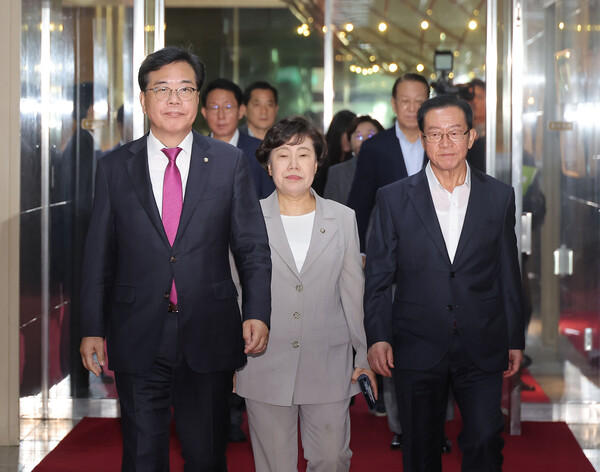 국민의힘 송언석 비상대책위원장 겸 원내대표를 비롯한 중진 의원들이 19일 국회에서 우원식 국회의장에게 본회의 개의 일정 조정 등을 요청하기 위해 국회의장실을 방문하고 있다. [사진=연합뉴스]