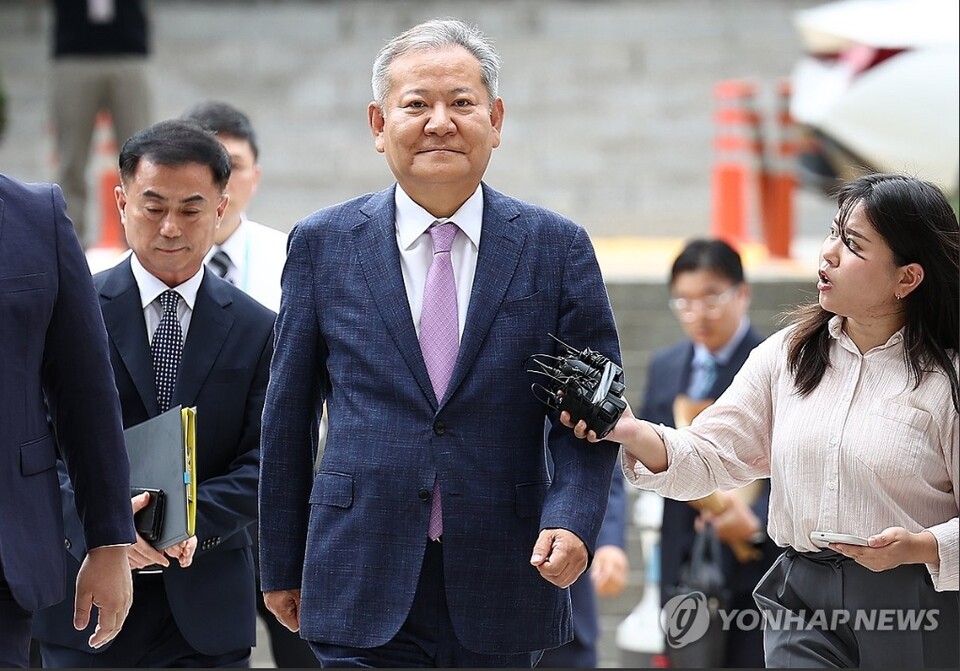 이상민 전 행정안전부 장관이 구속 전 피의자 심문(영장실질심사)를 위해 지난달 31일 서울 서초구 서울중앙지방법원으로 들어서고 있다. 이 전 장관은 19일 특검에 의해 '내란 중요임무 종사' 등 내란공모 혐의로 구속기소돼 재판에 넘겨졌다. [사진=연합뉴스]