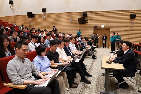 강훈식 대통령비서실장이 19일 서울 용산 대통령실 청사에서 열린 기자간담회에서 발언하고 있다. [사진=연합뉴스]  
