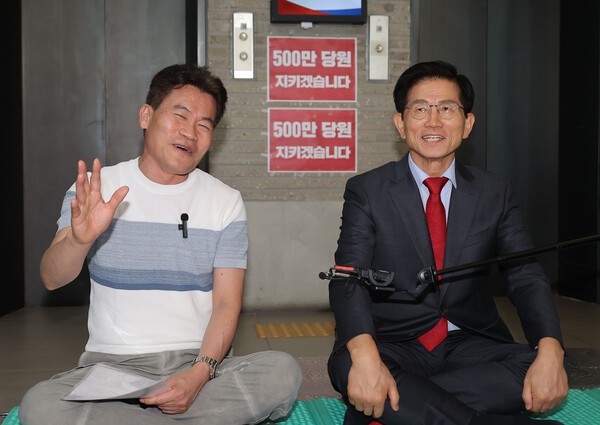  한국사 강사 전한길 씨가 18일 서울 여의도 국민의힘 중앙당사를 찾아 농성 중인 김문수 당 대표 후보 옆에서 김건희특검팀 규탄 발언을 하고 있다. [사진=연합뉴스]