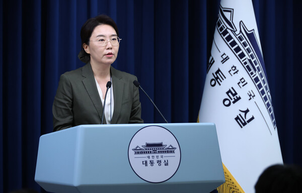 강유정 대변인이 19일 용산 대통령실 기자회견장에서 이재명 대통령의 경제단체 및 기업인 간담회 관련 브리핑을 하고 있다. [사진=연합뉴스]
