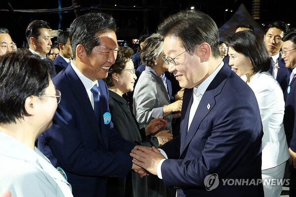 이재명 대통령과 정청래 대표가 검찰개혁에 대한 입장차를 보이고 있다. 사진은 지난 8.15 광복절 '국민임명식'에서 이 대통령과 정 대표가 인사하고 있다. [사진=연합뉴스]