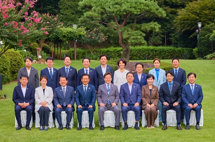 이재명 대통령이 20일 서울 한남동 관저에서 더불어민주당 정청래 대표, 김병기 원내대표 등 지도부와 만찬을 하고 있다. [사진=대통령실 제공]