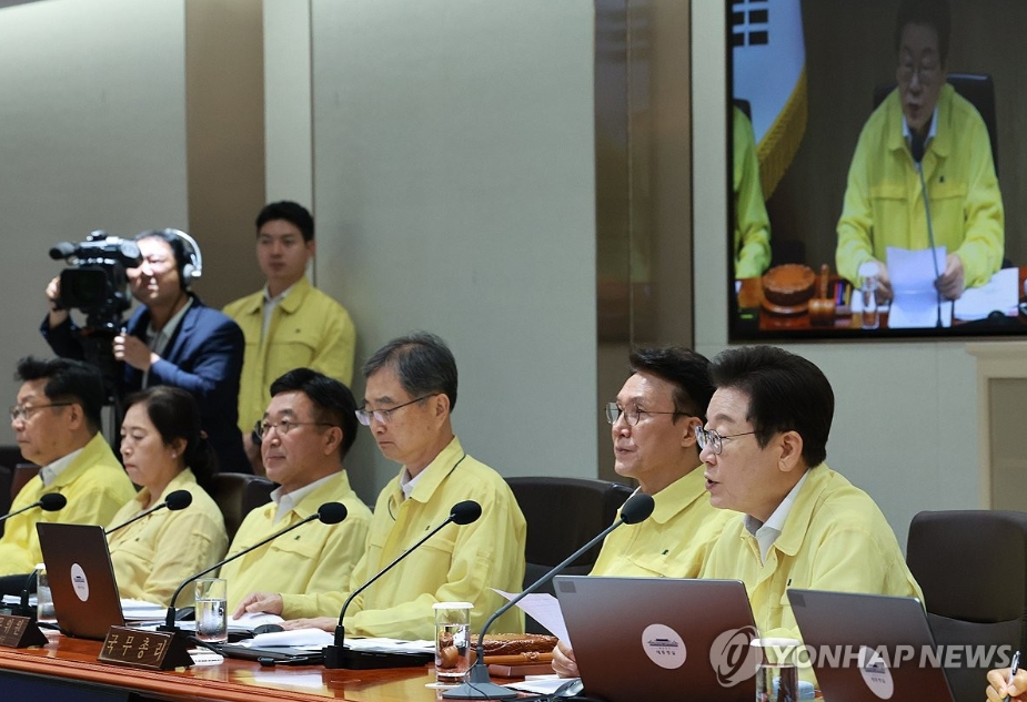 이재명 대통령은 지난 18일 을지 국무회의를 주재한 자리에서 정성호 법무장관에게 '검찰개혁' 등 '민감한 쟁점사안에 대한 공론화 과정을 반드시 거쳐야한다'고 지시했다. [사진=연합뉴스]