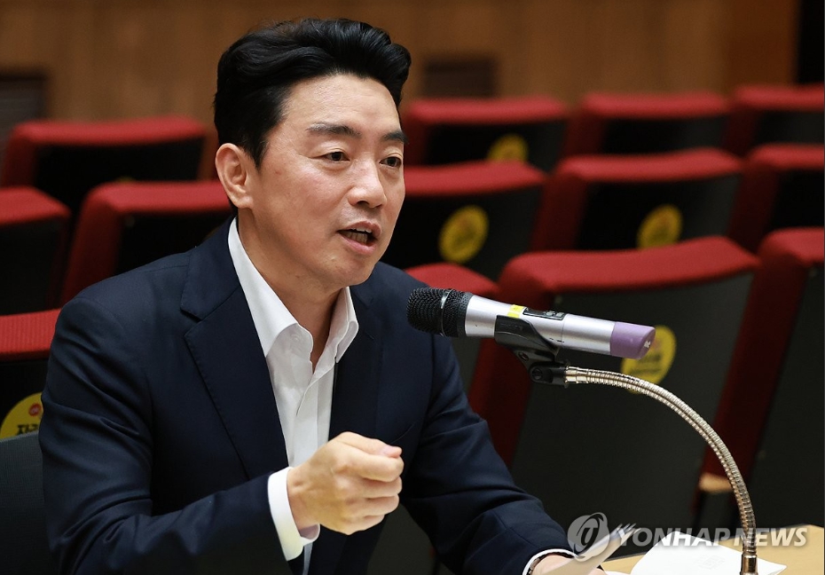 강훈식 대통령 비서실장은 19일 기자간담회를 열고 '땜질식 검찰개혁' 문제점을 지적하고 '속도조절론'을 폈다. [사진=연합뉴스]