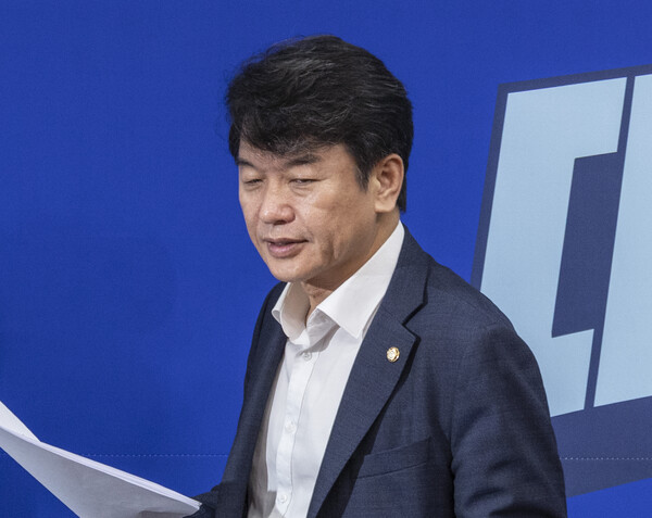 문진석 더불어민주당 원내운영수석부대표는 20일 라디오에 출연해 정청래 민주당 대표의 '추석 전 검찰개혁' 공약에 대해 "추석보다는 정기국회가 연말까지니까 그 안에 완료될 것으로 본다"며 연내 입법 완료를 예상했다. [사진=연합뉴스]