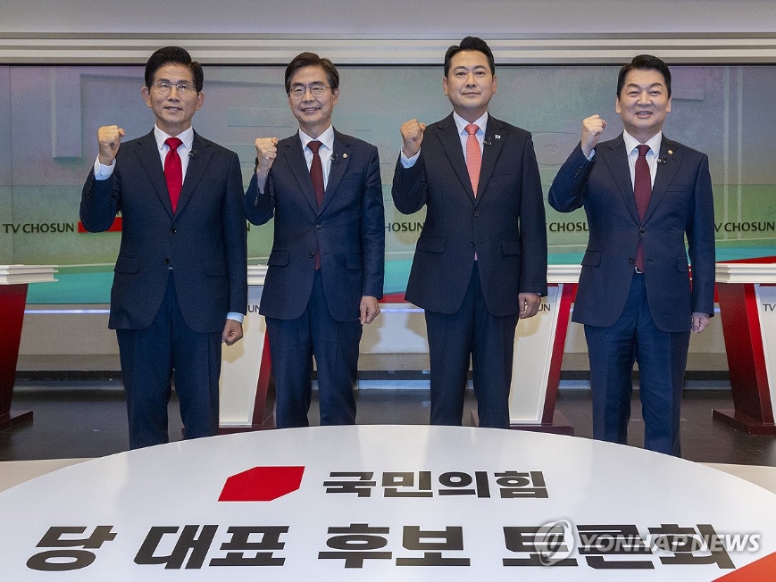 국민의힘 당 대표 선거에 출마한 후보들이 19일 서울 중구 TV조선 스튜디오에서 열린 6차 전당대회 3차 텔레비전 토론회에 참석했다. (왼쪽부터) 김문수, 조경태, 장동혁, 안철수 후보. 2025.8.19 [국회사진기자단=연합뉴스]