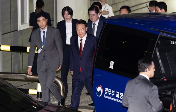 12.3 비상계엄 사태 관련 내란 혐의를 받는 윤석열 전 대통령이 7월 9일 서울 서초구 서울중앙지방법원에서 구속 전 피의자 심문(영장실질심사)을 마치고 대기 장소인 서울구치소로 이동하기 위해 호송차량에 탑승하고 있다. [사진=연합뉴스]