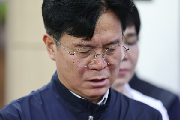  김영훈 고용노동부 장관이 19일 경북 청도군 청도대남병원에 장례식장에 마련된 무궁화호 열차사고 사망자 빈소를 찾아 유족을 위로하며 고개를 숙이고 있다. [사진=연합뉴스]