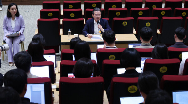 김용범 정책실장이 20일 용산 대통령실에서 기자간담회를 하고 있다. 왼쪽은 전은수 부대변인. [사진=연합뉴스]