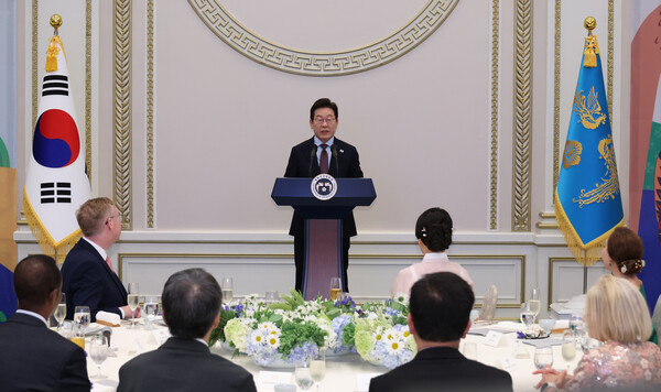 이재명 대통령이 15일 청와대 영빈관에서 열린 '대통령의 초대, 주한외교단 만찬'에서 발언하고 있다. 이날 행사에는 주한외교단을 비롯해 이 대통령 특사단 단장, 국회 외통위 위원, 관계부처 장관, 경제단체장 등이 참석했다. [사진=연합뉴스]