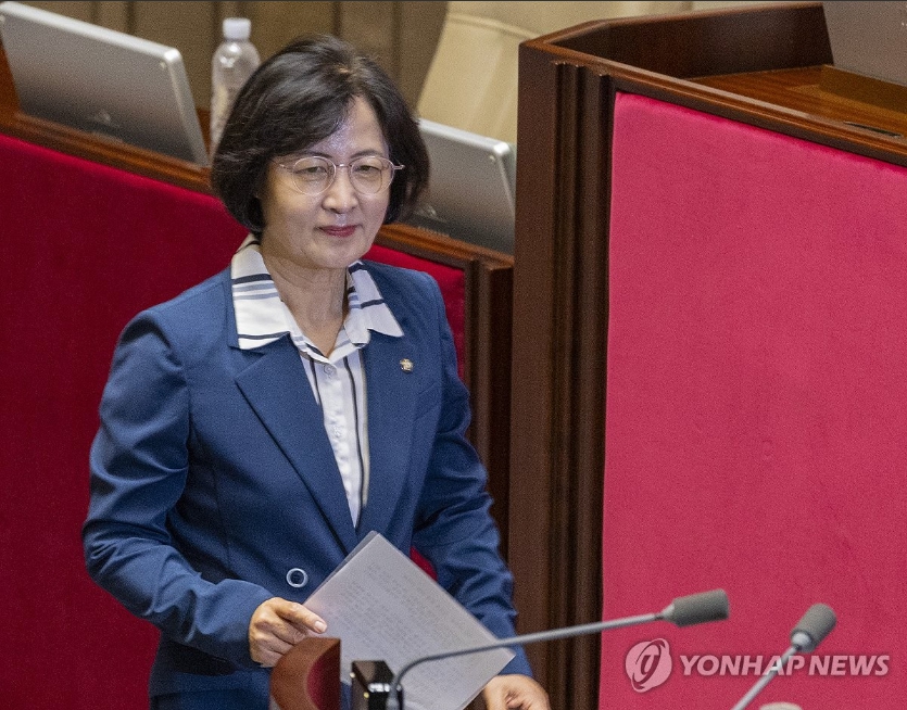 21일 서울 여의도 국회 본회의에서 의원 투표로 국회 법제사법위원장에 선임된 더불어민주당 추미애 의원이 감사 인사를 하기 위해 발언대로 이동하고 있다. 2025.8.21 [사진=연합뉴스]