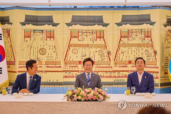 이재명 대통령이 20일 서울 한남동 관저에서 더불어민주당 정청래 대표, 김병기 원내대표 등 지도부와 만찬을 하고 있다. [사진=연합뉴스]