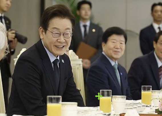 이재명 대통령이 민주당 상임고문단과 21일 오찬 간담회를 가졌다. [사진=대통령실]