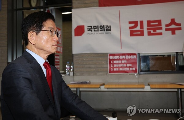 국민의힘 김문수 당 대표 후보가 21일 특검의 당사 압수수색 저지를 위해 서울 여의도 중앙당사 1층 로비에서 무기한 농성을 이어가고 있다. [사진=연합뉴스]