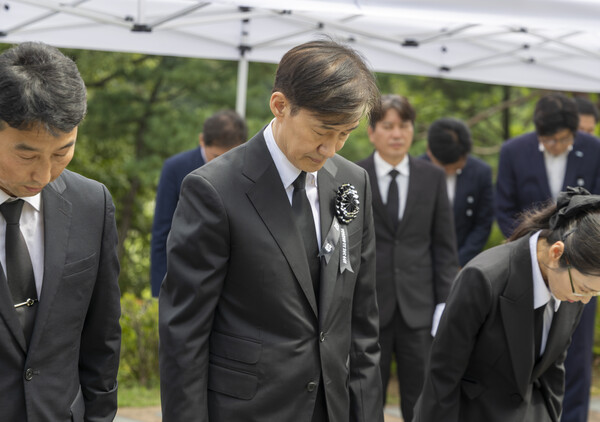 국혁신당 조국 전 대표가 18일 서울 동작구 국립서울현충원 내 김대중 전 대통령 묘역을 찾아 참배를 하고 있다.[사진=연합뉴스]