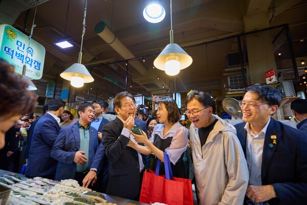 대통령실은 이재명 대통령과 김혜경 여사가 지난 17일 서울 은평구 연서시장을 방문한 모습을 SNS에 공개했다. [사진=이재명 대통령 SNS. 재판매 및 DB 금지]