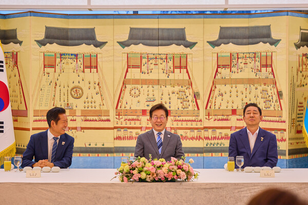  이재명 대통령이 지난 20일 서울 한남동 관저에서 더불어민주당 정청래 대표, 김병기 원내대표 등 지도부와 만찬을 하고 있다. [사진=대통령실 제공. 재판매 및 DB 금지]