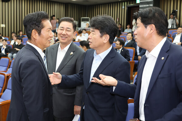 더불어민주당 정청래 신임 대표가 8월 4일 서울 여의도 국회에서 열린 의원총회에서 김병기 원내대표(왼쪽부터), 문진석 원내운영수석부대표, 박상혁 원내소통수석부대표와 대화하고 있다. [사진=연합뉴스]
