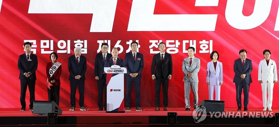 국민의힘 황우여 선거관리위원장이 22일 충북 청주시 청주오스코에서 열린 국민의힘 제6차 전당대회에서 최고위원과 청년최고위원 투표 결과를 발표하고 있다. [사진=공동취재=연합뉴스]