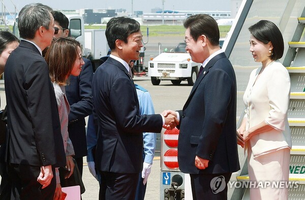 1박2일 일정으로 일본을 방문한 이재명 대통령과 김혜경 여사가 23일 일본 도쿄 하네다공항에 도착해 미야지 타쿠마 외무성 부대신과 인사하고 있다. [사진=연합뉴스]