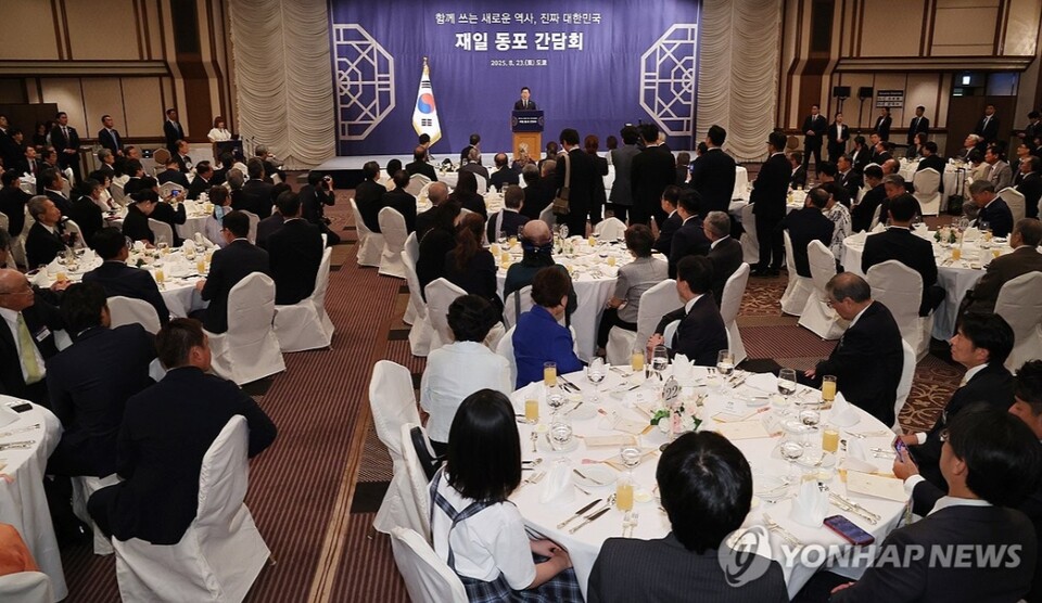 이재명 대통령은 23일 오후 방일 첫 일정으로 일본 도쿄의 한 호텔에서 열린 재일동포 오찬 간담회에 참석해 발언하고 있다. [사진=연합뉴스]