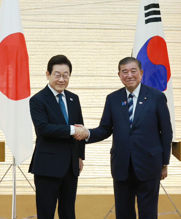이재명 대통령과 이시바 시게루 일본 총리가 23일 일본 도쿄 총리 관저에서 열린 한일 정상 공동 언론 발표를 마친 뒤 악수하고 있다. [사진=연합뉴스]